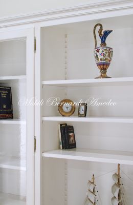 Libreria stile classico costruita artigianalmente in legno massello con ante e cassetti finitura colore bianco anticato